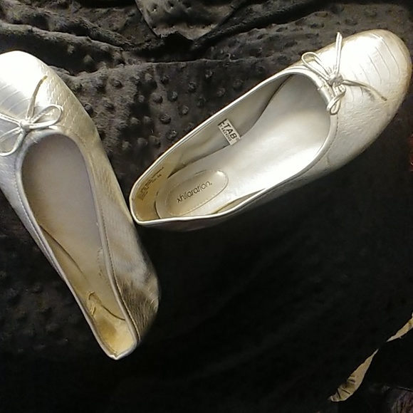 Xhilaration Silver Ballet Flats 6.5 US - Picture 1 of 3